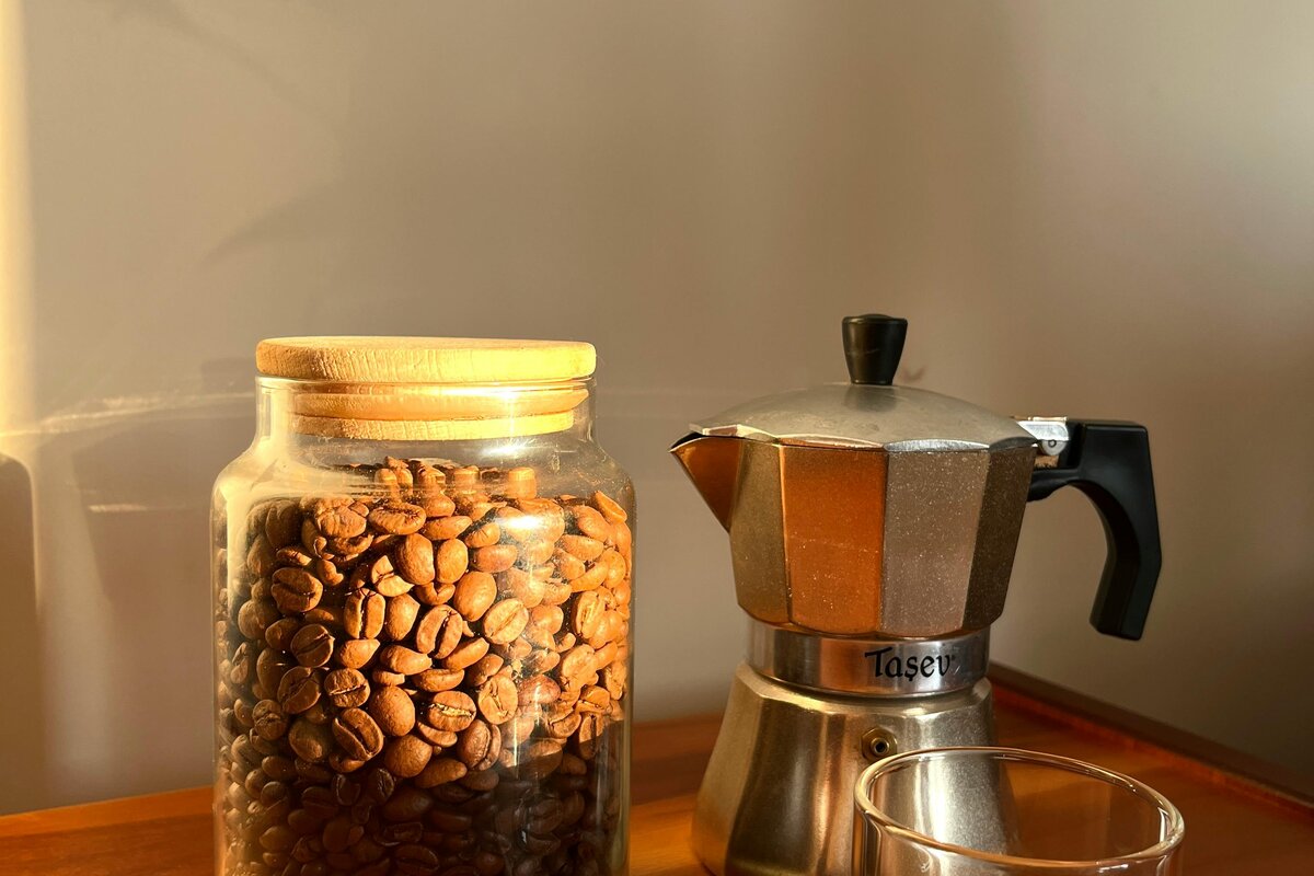 Höyryävä kahvikuppi aamuvalaistuksessa