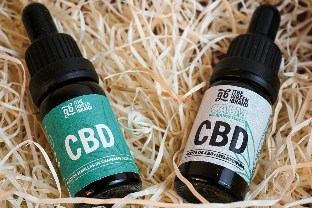 Melatoniinilisä ja laventeli yöpöydällä