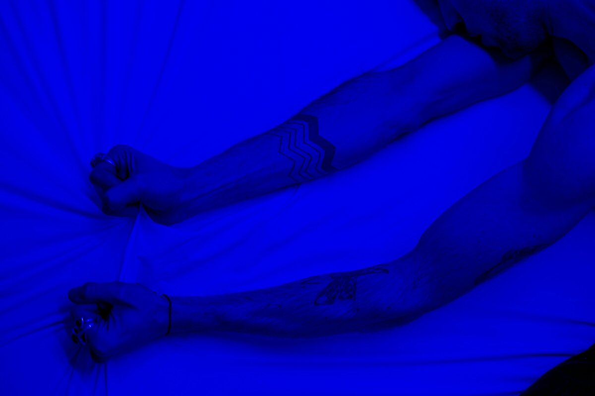 Hämärä makuuhuone yöllä