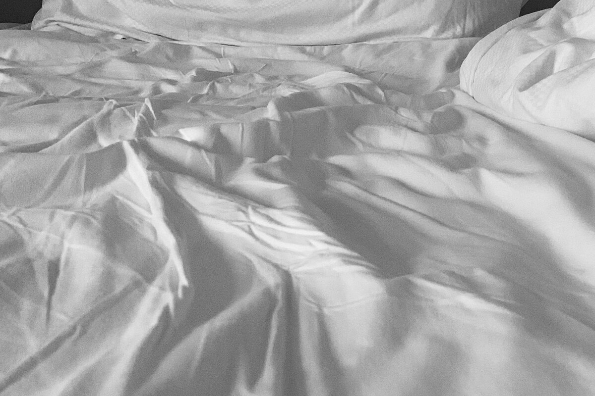 Rauhallinen makuuhuone pehmeässä aamuvalaistuksessa