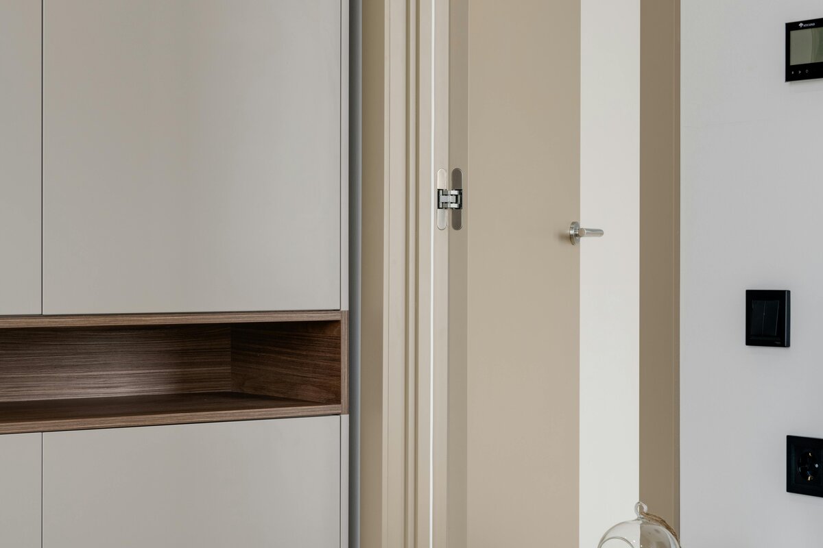 Siisti ja rauhallinen makuuhuone vaaleissa sävyissä